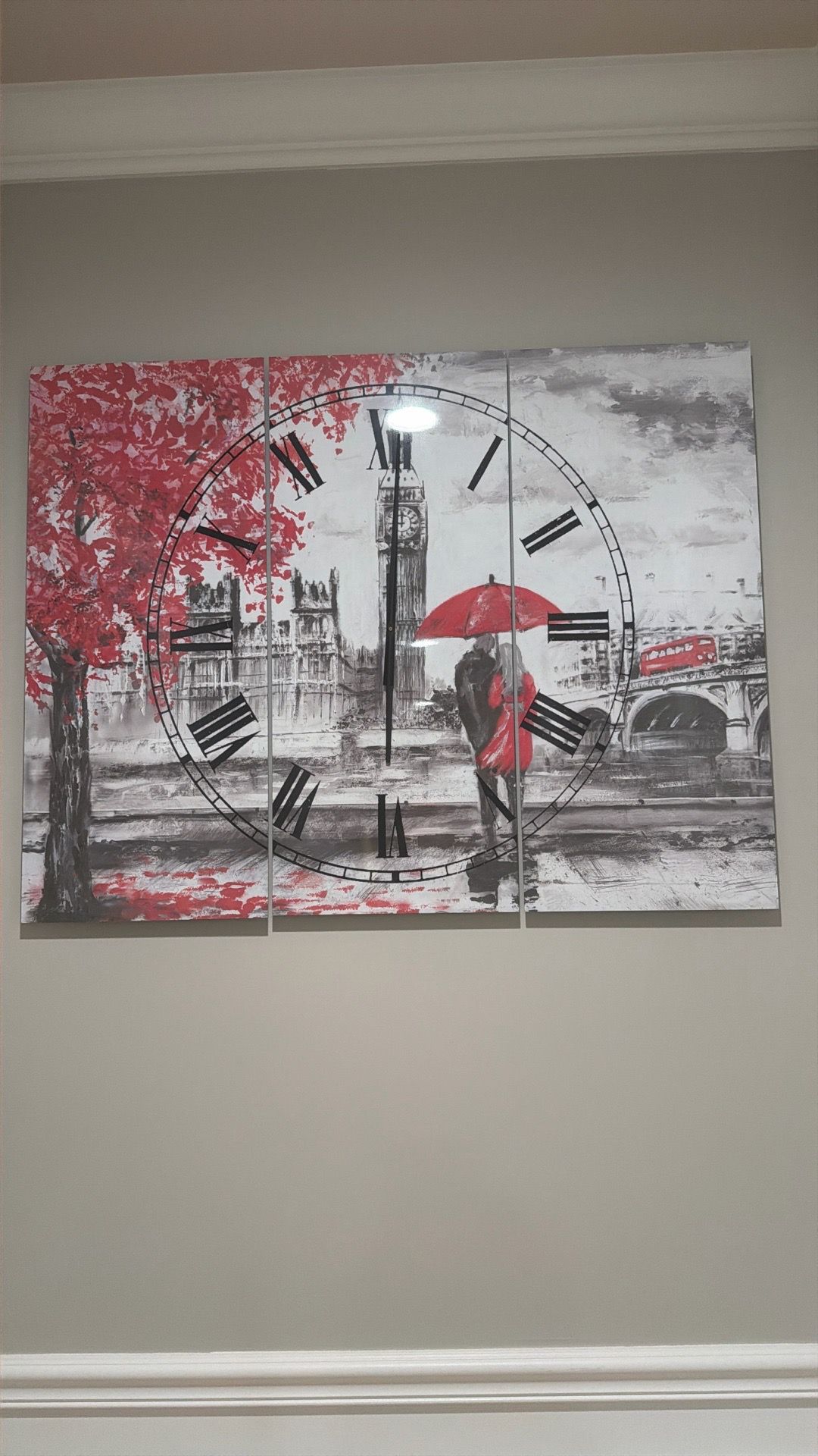 Designart 'Couples Walking in Paris' Mediterranean wall clock