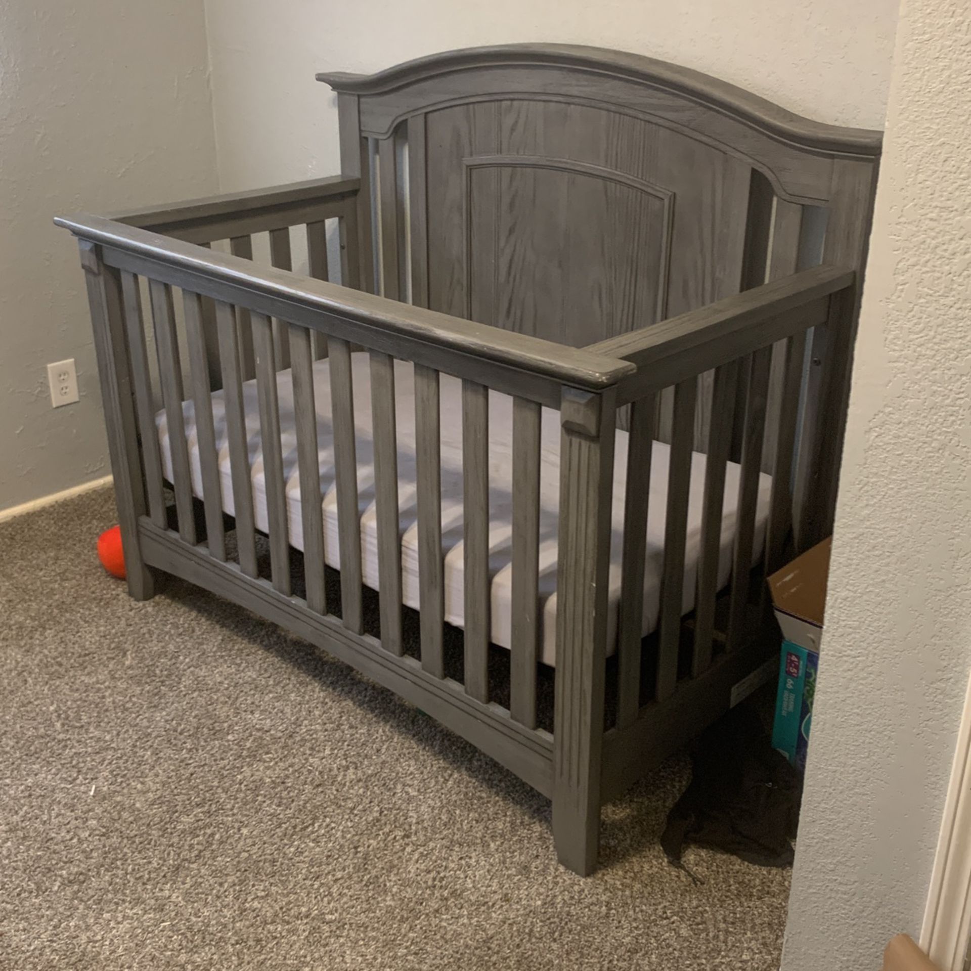 OZLO Baby Crib