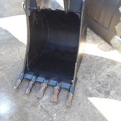 24" Caterpillar Digging Bucket