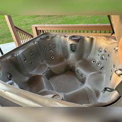 Hot Tub - Like New - Moundsville, WV