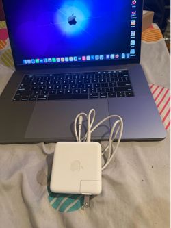 2019 macbook pro super clean 15 in i7 2.6 ghz, 16gb, 256gb Seqouia OS you would be hard pressed to find one this clean for the price