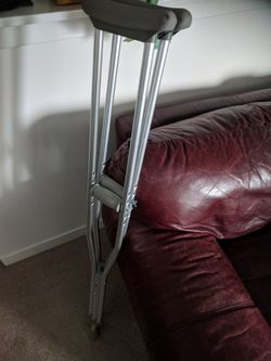 Adult adjustable crutches