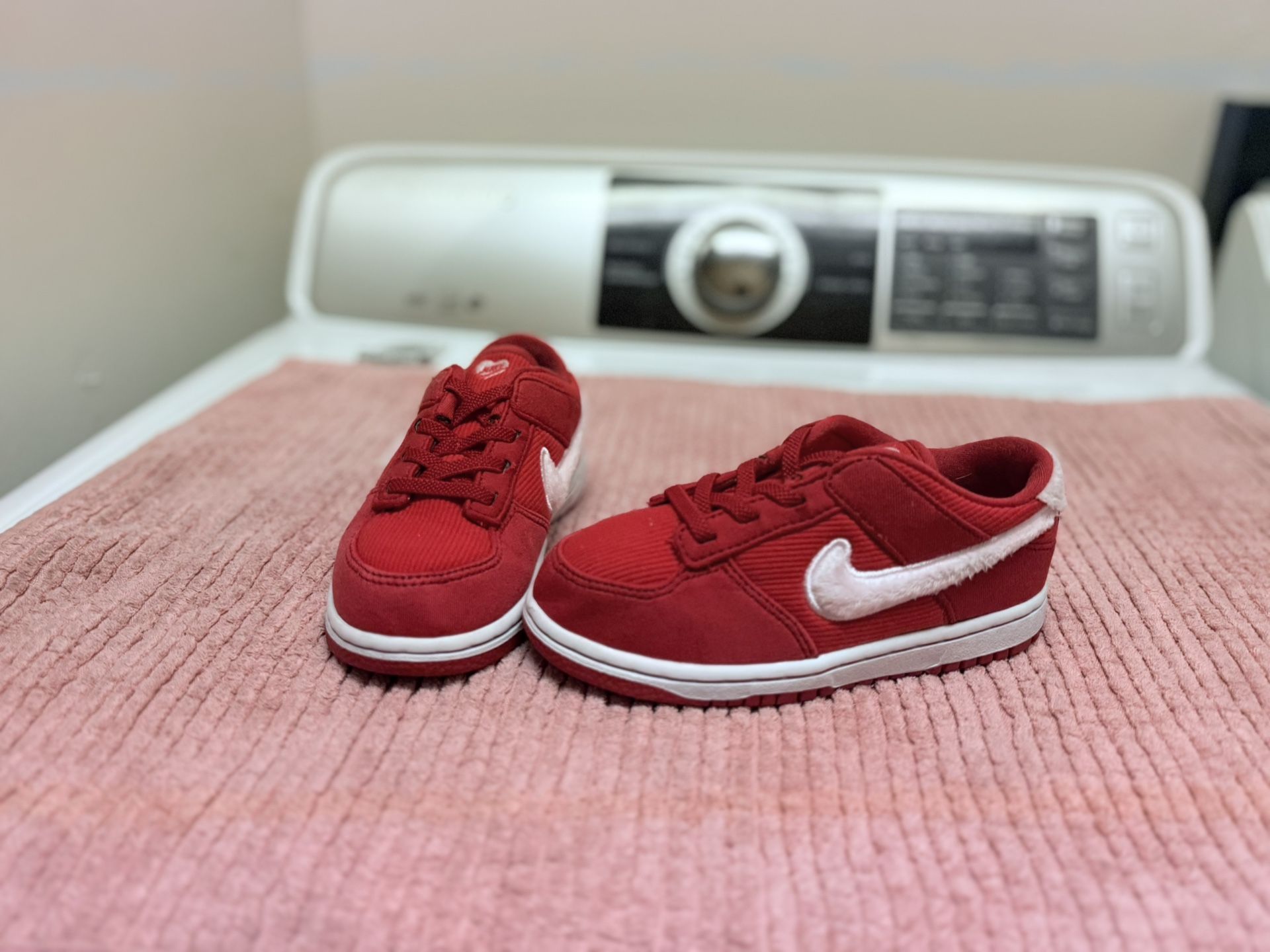 Valentine Days Edition Kids Dunks