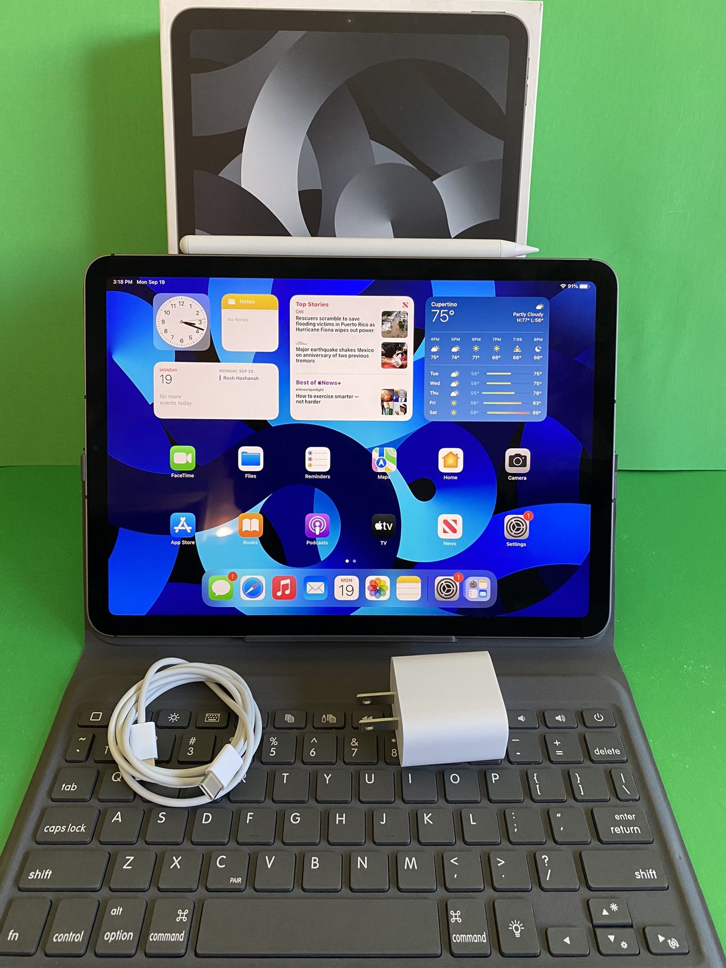 256GB IPad Air 5th Generation (M1 chip/ Latest Model 2022) Wifi + Cellular (5G Unlocked) with Accessories (Apple warranty till 06/ 2023)