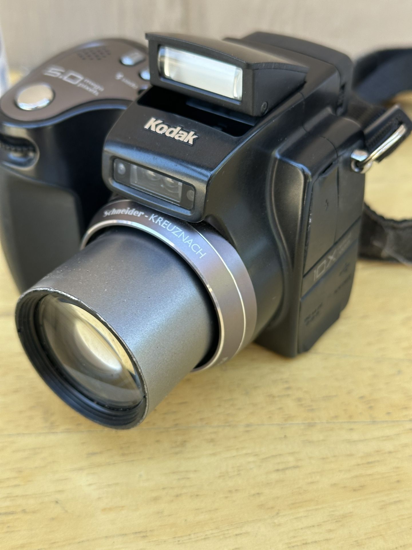 Kodak EasyShare Z7590 5.0MP 10x Zoom Digital Camera W Charger/Battery TESTED