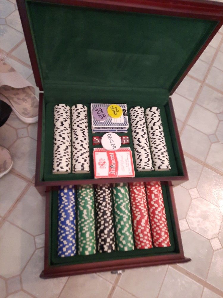 Poker Set, Mahagony Wooden Box, 500 Chips, Cards, New Etc