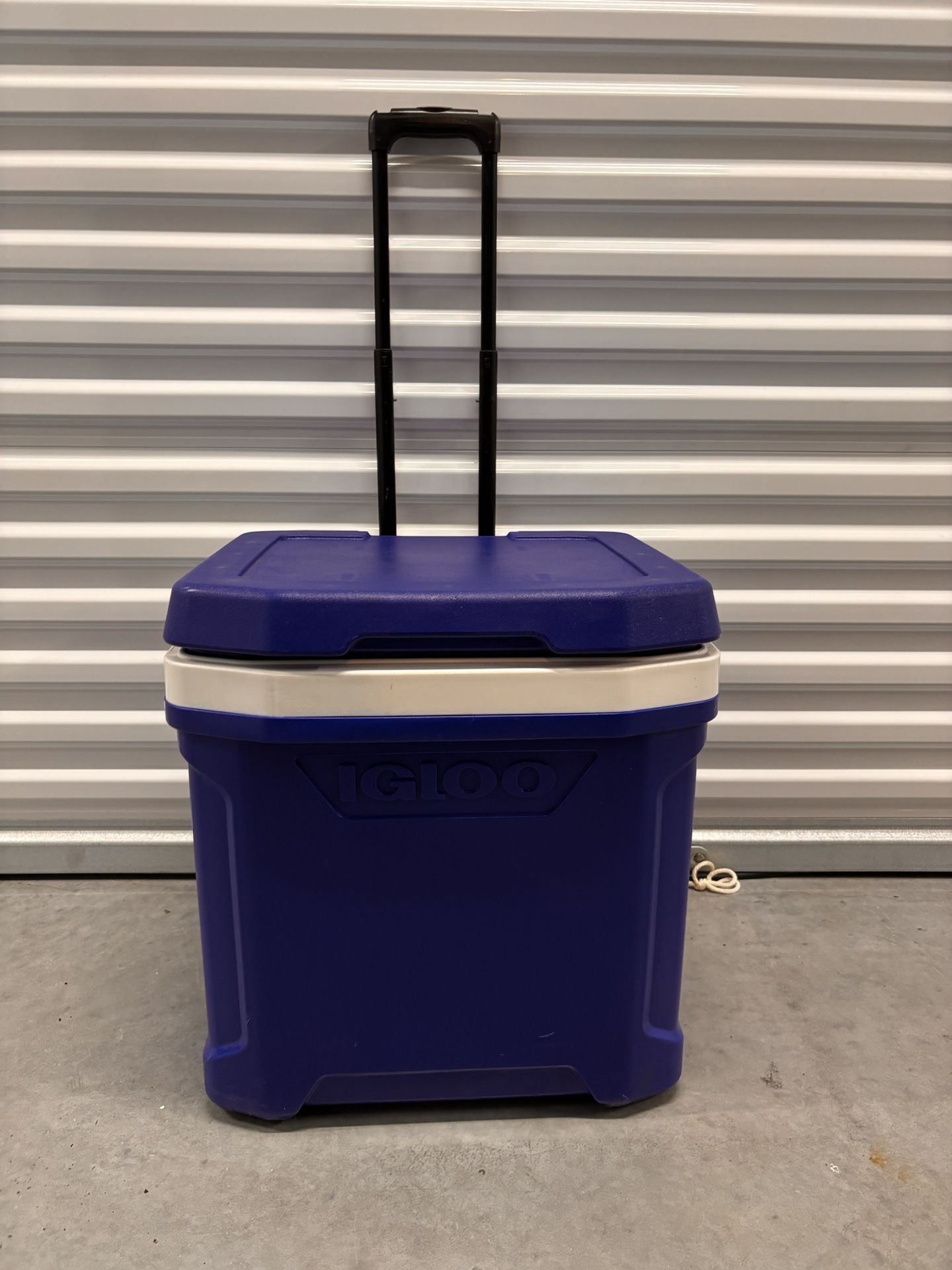 Igloo Roller Cooler