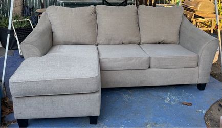 Gray couch with reversible chase and pull out that great condition clean we saw all the time delivery $40 local