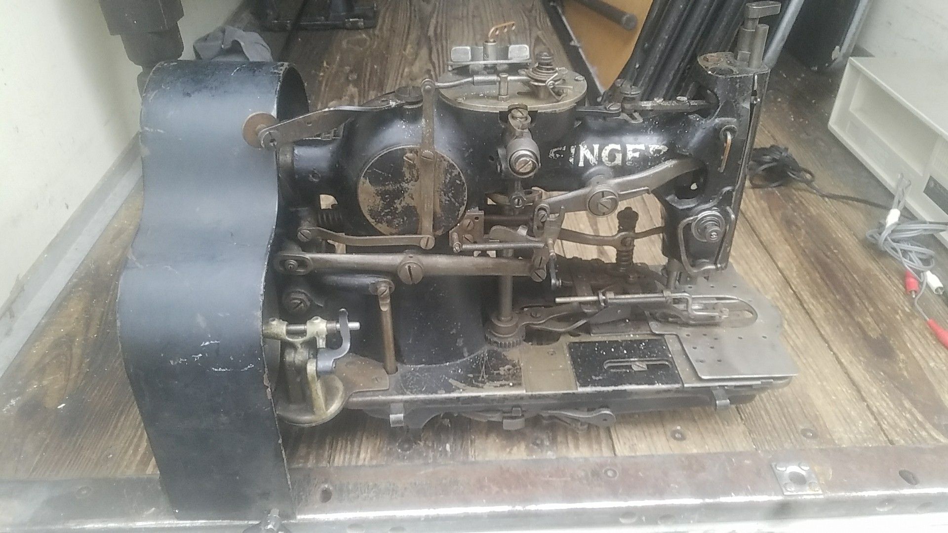Vintage SINGER 71-30 button hole sewing machine