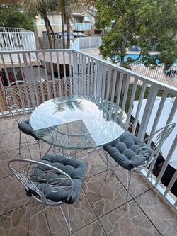 Outdoor table plus 4 chairs