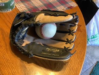 Rawlings 10.5” Playmaker Series baseball glove, like new with 2 baseballs, adjustable wrist fit. Correctly broken in, Plainfield, Illinois