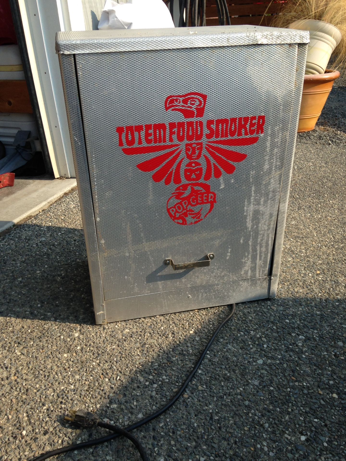 Totem food smoker