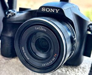 Sony Cybershot Point and Shoot Camera 18.2 MP Plus 30X Zoom DSC—HX200V with Camera Bag