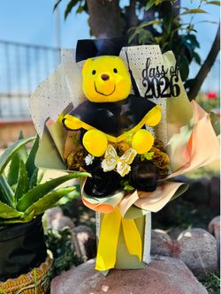 Winnie the pooh graduation bouquet 💐