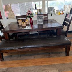 Dining Table In Excellent Condition 