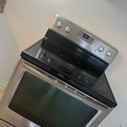 Stove. Great Condition. Everything Works On It. 300 OBO