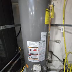 40 Gallon Gas Water Heater With Table And Straps 