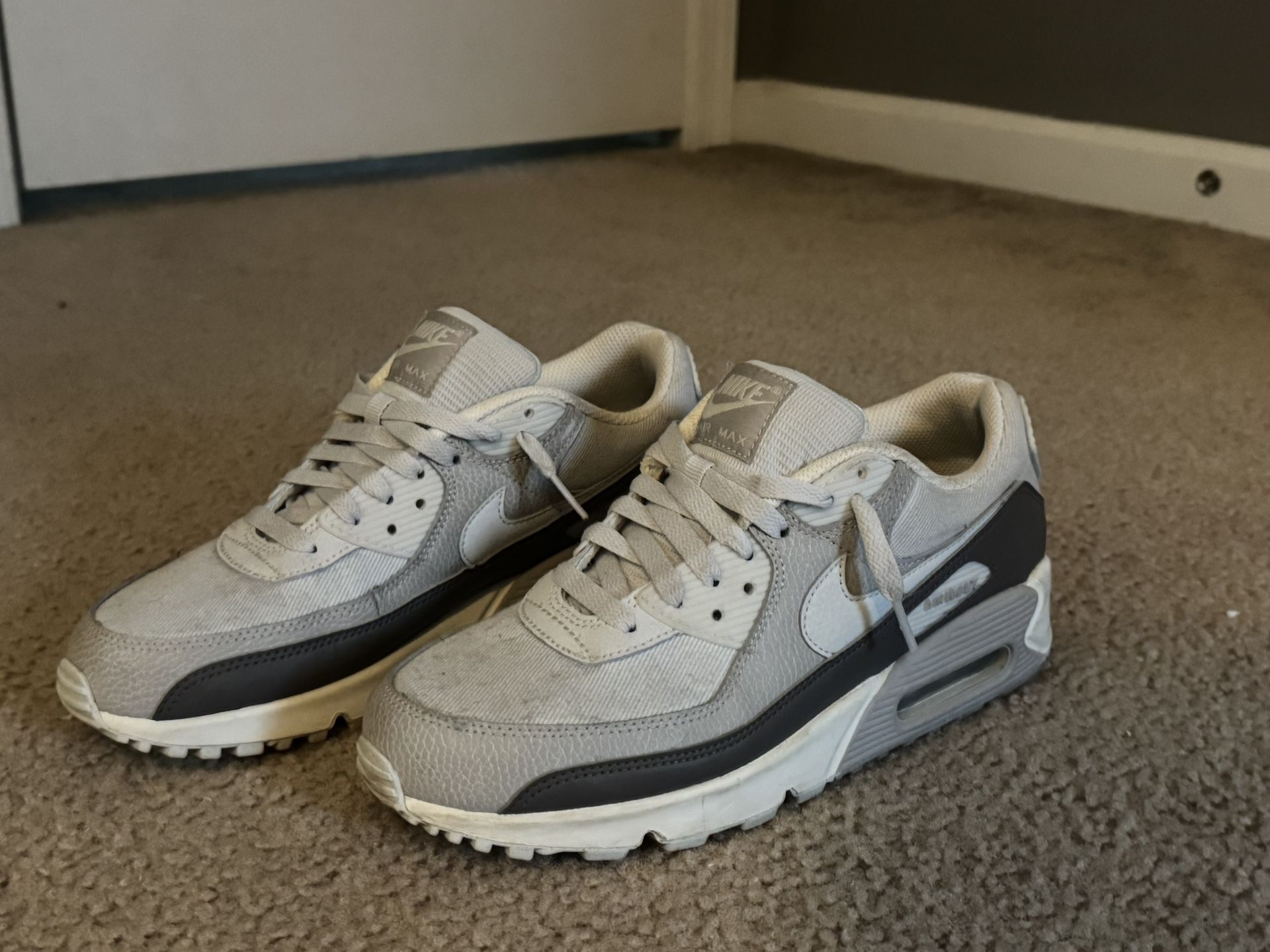 Nike Air Max 90 in grey and white