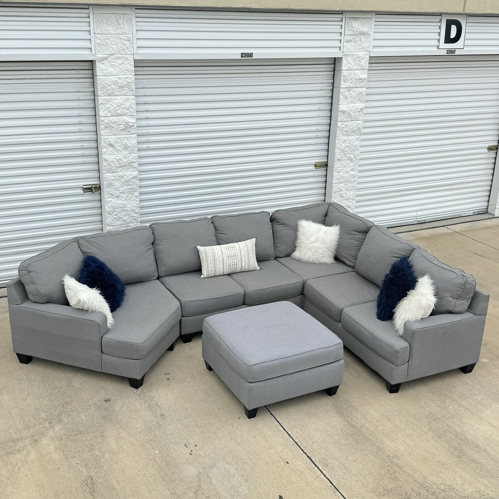 BEAUTIFUL🤩LARGE GRAY SECTIONAL COUCH & OTTOMAN🛋️FREE DELIVERY 🚚‼️