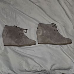 TOMS Desert Wedge Booties Women’s Size 7 – Taupe Suede Lace-Up (Like New)