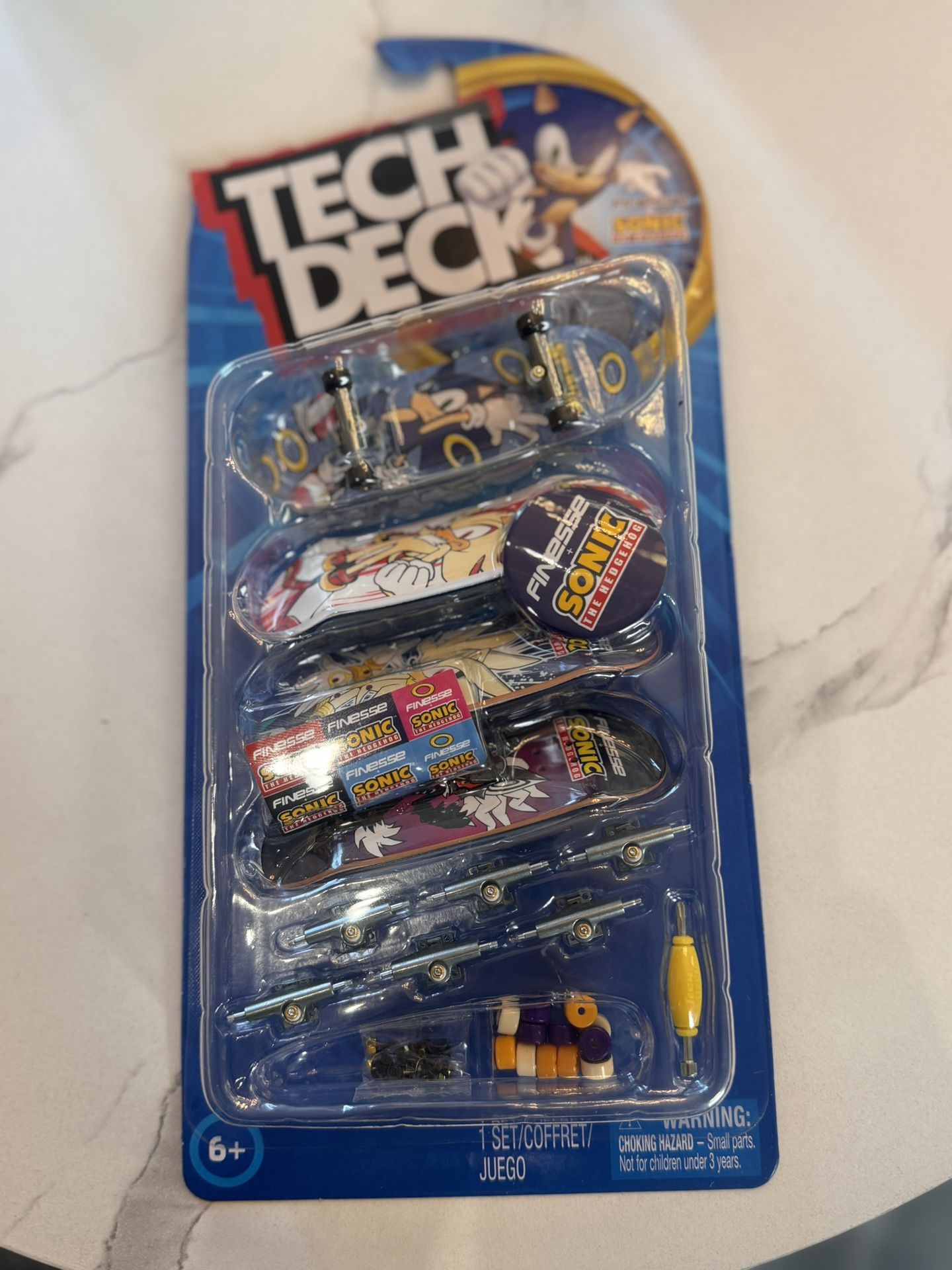 Tech Deck, Ultra DLX Fingerboard 4-Pack, Finesse + Sonic the Hedgehog