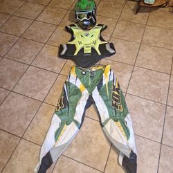 DIRT MOTORCYCLE PROTECTIVE  GEAR SIZE LARGE $240. I DON'T SALE INDIVIDUAL PIECES.