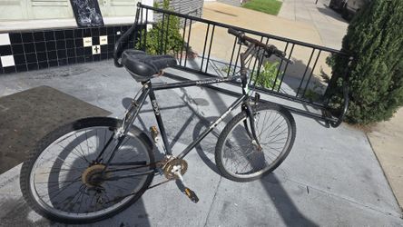 trek single track 26 in holds air pedals and stops 