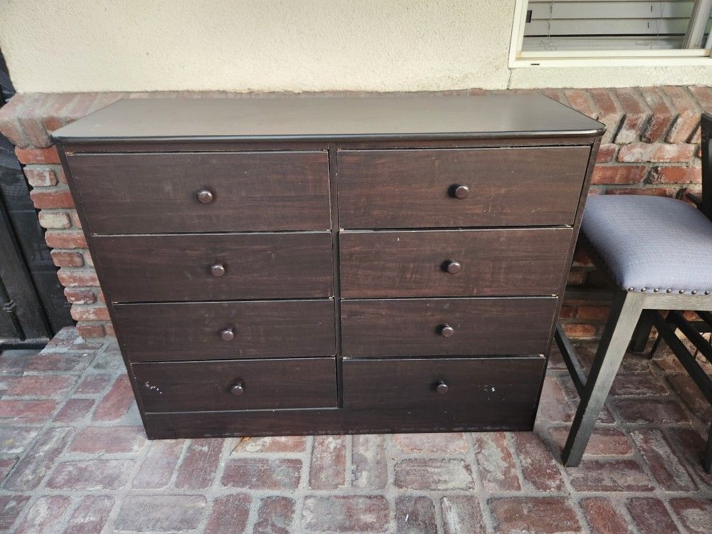 Nice Dresser eight drawers