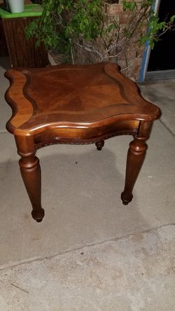 BEAUTIFUL SOLID WOOD ACCENT OR END TABLE 2'X2'X2'