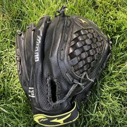 Mizuno Fastpitch Softball Glove 12”