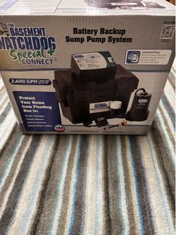 Battery backup sump pump system