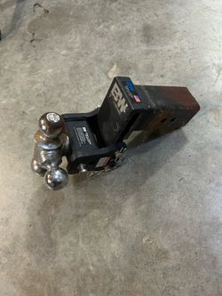 B&W trailer hitch stow and go
