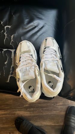 White Nikes size 9.5