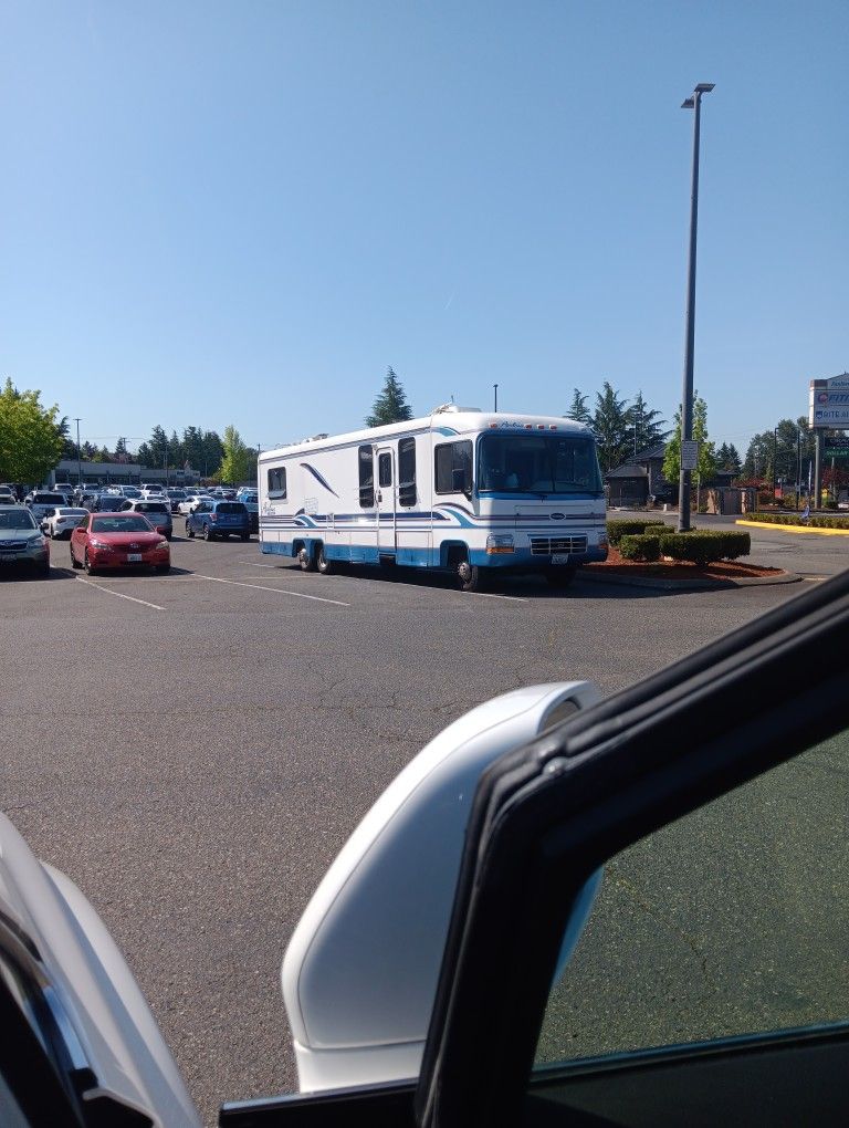 Motorhome 36' Low Miles Excellent Daily