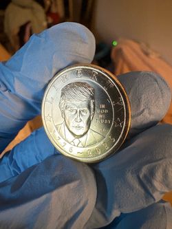 1 Trump Liberty 2026 Commemorative Coin (read description).
