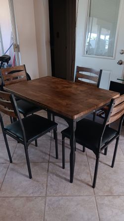5 Piece Dining Set/ Kitchen Table With 4 Chairs