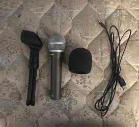 Samson Q2U USB/XLR Dynamic Microphone Recording and Podcasting Pack