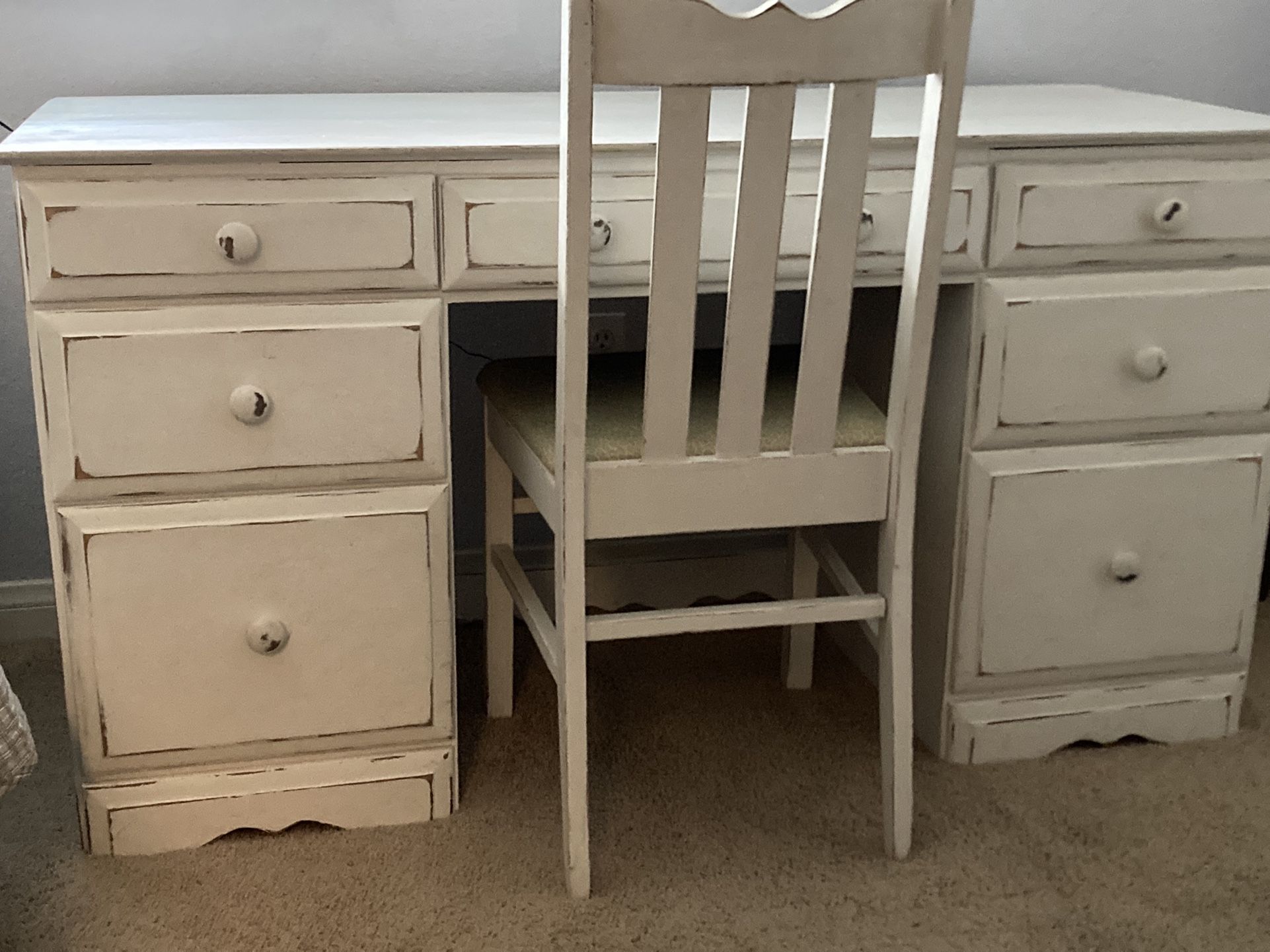 White Desk And Chair