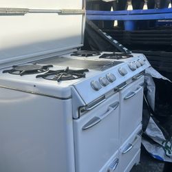 Vintage O'Keefe & Merritt Stove with 4 burners + Griddle +Grillevator +Oven 