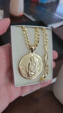 Cadena cubana con medalla de la Virgen de Guadalupe. Oro Laminado 14K