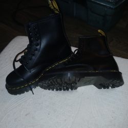 DR. MARTENS AIR WIATS SIZE 7 WITH BOUNCING SOLES