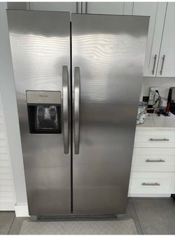 REFRIGERATOR Great Size 9months New FRSS2632AS Frigidaire