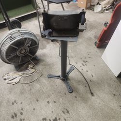 Working Grindr/Brush With Pedestal