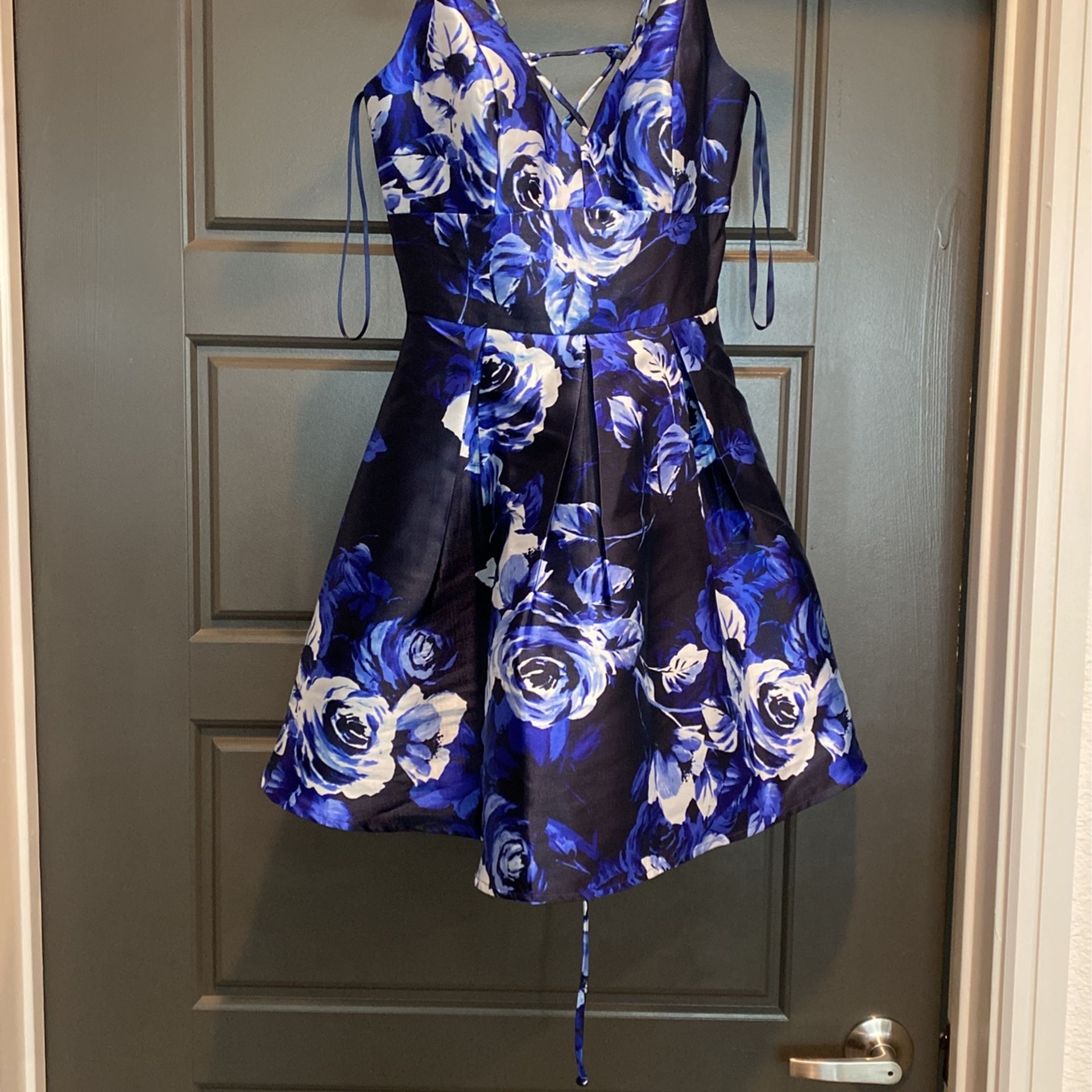 Windsor new dress size 3 never worn blue with white flowers