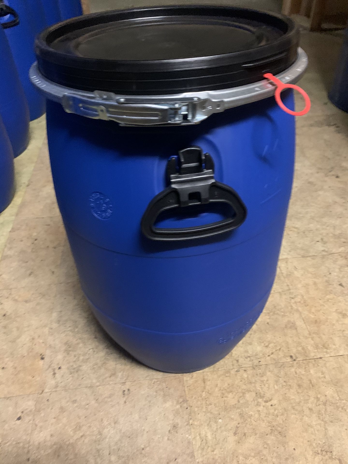 20 gallon NEW never used still with seals plastic with lid and lock band barrels or containers
