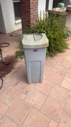 Rubbermaid outside trash can