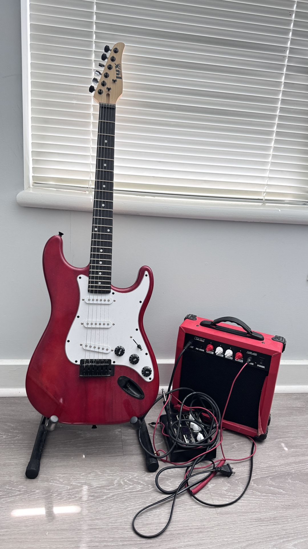 Lyx Pro 39 inch tranparent guitar and LyxPro 20 watts Speaker