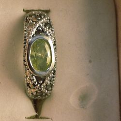 VERY VINTAGE PERIDOT AND MARCASITE RING 