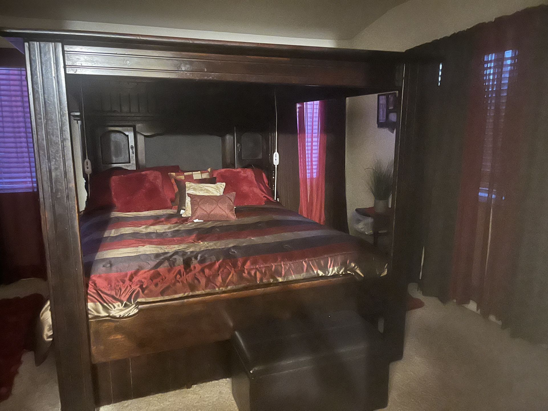 Oak wood canopy bed with mirrors at top