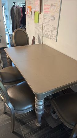 Silver Dining Table with 4 Chairs/Mesa de comedor plateada con 4 sillas